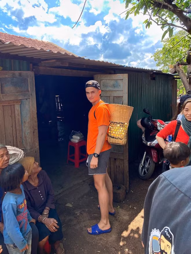 Hiện tại, anh chàng đang dạy các khóa giao tiếp và phát âm tiếng Anh cho cho người lớn và sinh viên tại TP HCM.