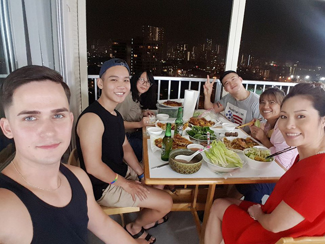 Trong chương trình thì đầy duyên dáng, ở ngoài đời, Luân Vũ cũng là thầy giáo cực kỳ đáng yêu, vui tính theo nhận xét của nhiều người.