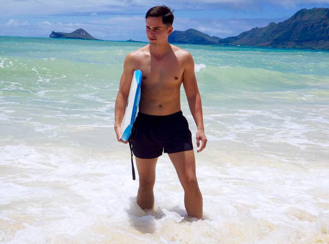 Được biết, mẹ nuôi và tình đầu đều là người Việt nên Luân Vũ nói rất sõi Tiếng Việt, phát âm tròn chữ, nhấn nhá nhẹ nhàng, ấm áp khiến đối phương có cảm tình.