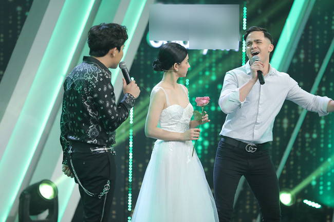 Thể hiện sự duyên dáng của mình trên sân khấu, anh chàng chẳng ngại an ủi nữ chính sẽ trở thành "chị em tốt của nhau". Chính vì điều này đã khiến dàn cố vấn cười ngất, thậm chí MC Trấn Thành và Hương Giang phải dành lời khen cho sự duyên dáng của anh chàng đặc biệt này.