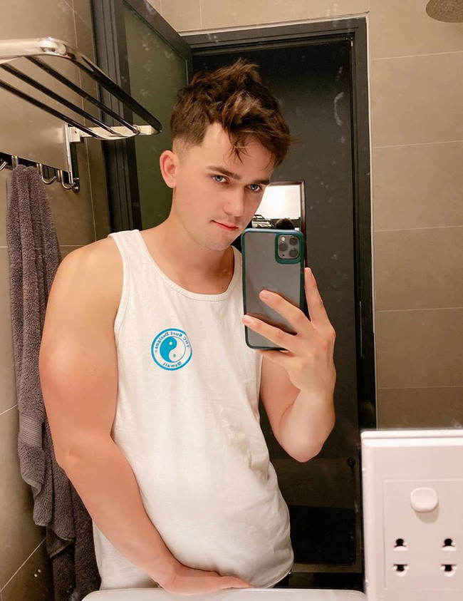 Thầy giáo Mỹ điển trai phát hiện bản thân có cảm giác đặc biệt với người cùng giới từ năm 6 tuổi nhưng phải 10 năm sau đó, anh chàng mới đủ trưởng thành để khẳng định giới tính thật của bản thân.