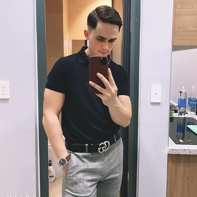 Ấn tượng không chỉ ở trên chương trình truyền hình Người ấy là ai?, thầy giáo Mỹ này còn sở hữu một ngoại hình cực phẩm ngoài đời còn cuốn hút hơn gấp trăm lần.