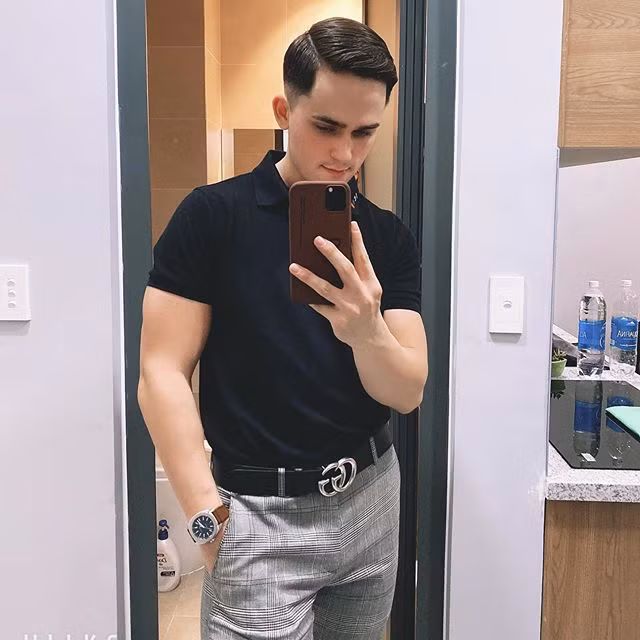 Ấn tượng không chỉ ở trên chương trình truyền hình Người ấy là ai?, thầy giáo Mỹ này còn sở hữu một ngoại hình cực phẩm ngoài đời còn cuốn hút hơn gấp trăm lần.