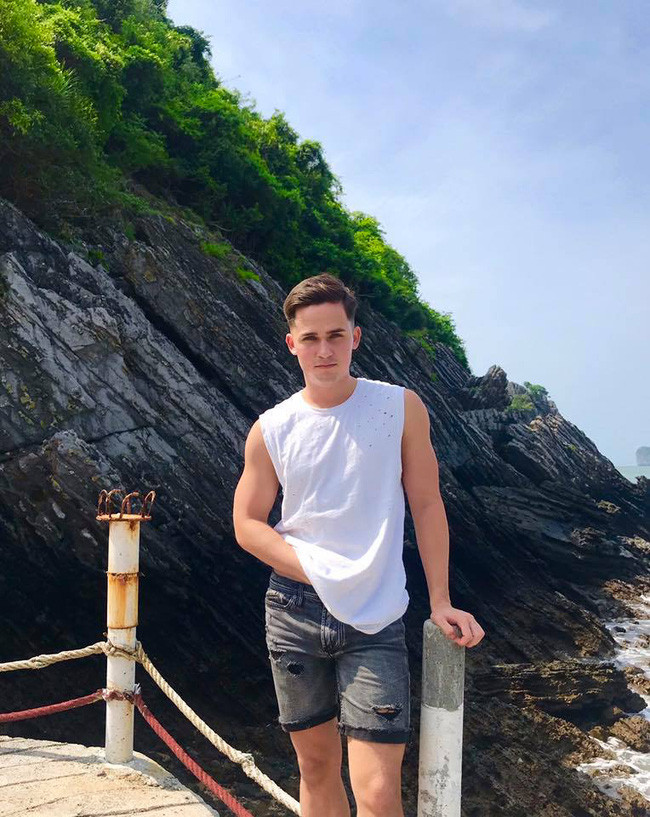 Luân Vũ sang Việt Nam lần đầu vào năm 18 tuổi, sau khi tốt nghiệp cấp ba. Chàng trai dự định đến đây trải nghiệm trong vòng 3 tháng nhưng vì thích Việt Nam nên quyết định sống ở đây thêm 2 năm.