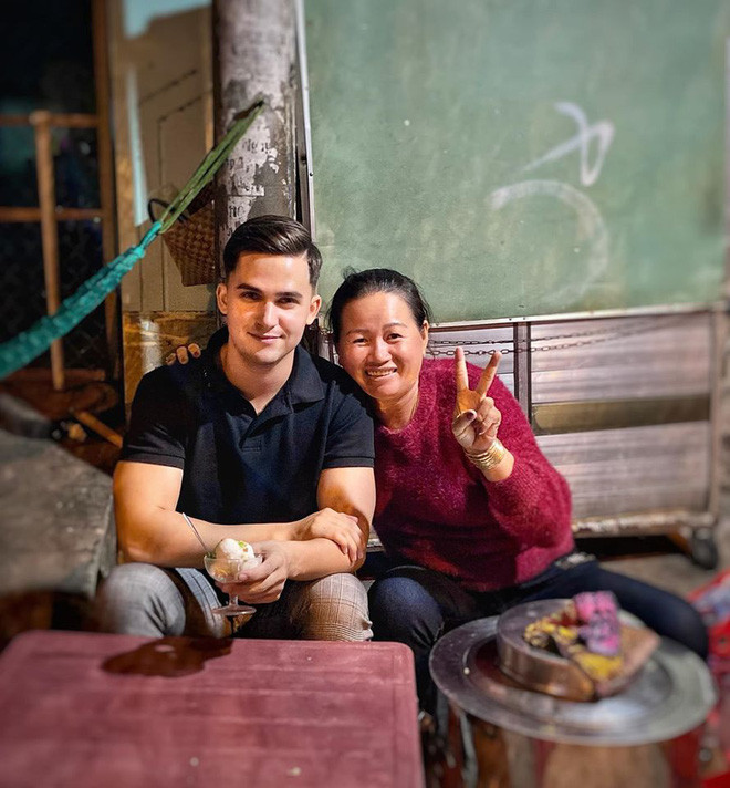 Vị thầy giáo này cũng thường xuyên đi thăm thú nhiều nơi tại Việt Nam, chụp nhiều ảnh đẹp và đăng tải lên MXH.