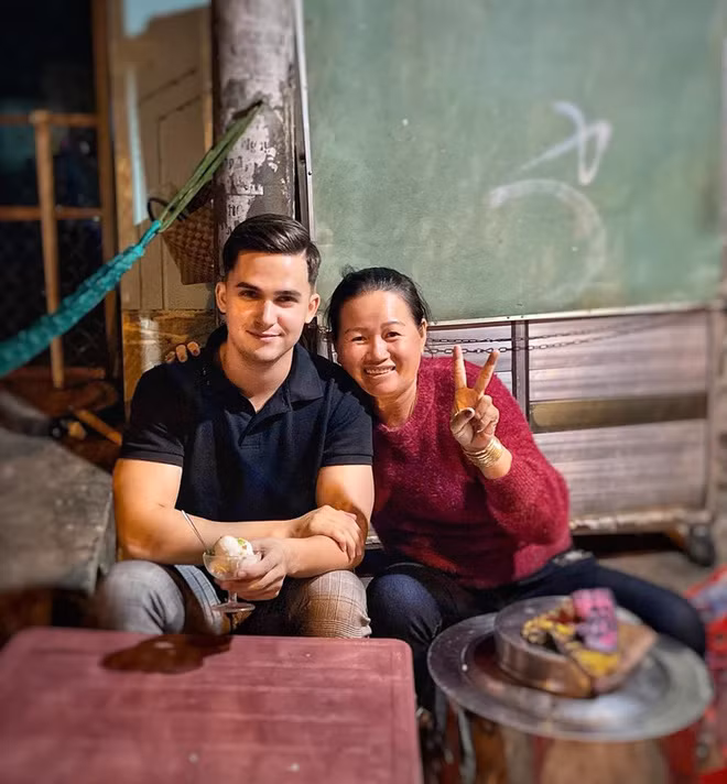 Vị thầy giáo này cũng thường xuyên đi thăm thú nhiều nơi tại Việt Nam, chụp nhiều ảnh đẹp và đăng tải lên MXH.