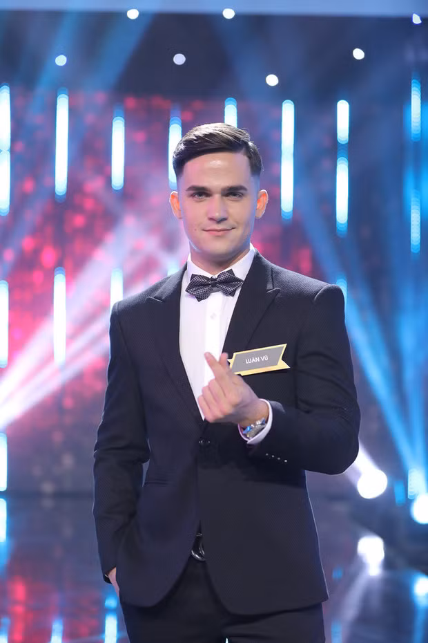 Xuat hien trong Nguoi ay la ai, thay giao My gay sot mang