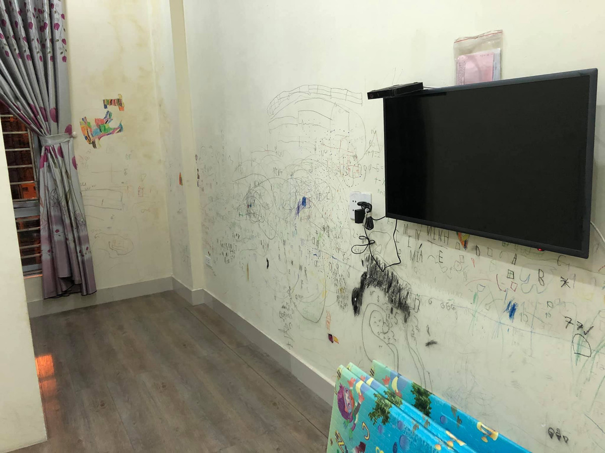 Phòng khách kín những hình vẽ.