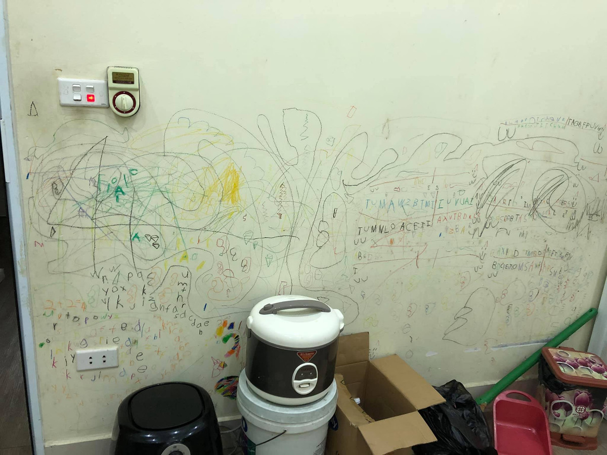 Dù không hiểu ý đồ của cháu nhỏ, nhưng ai nhìn vào cũng phải bật cười vì nét vẽ ngây ngô, tron sáng.