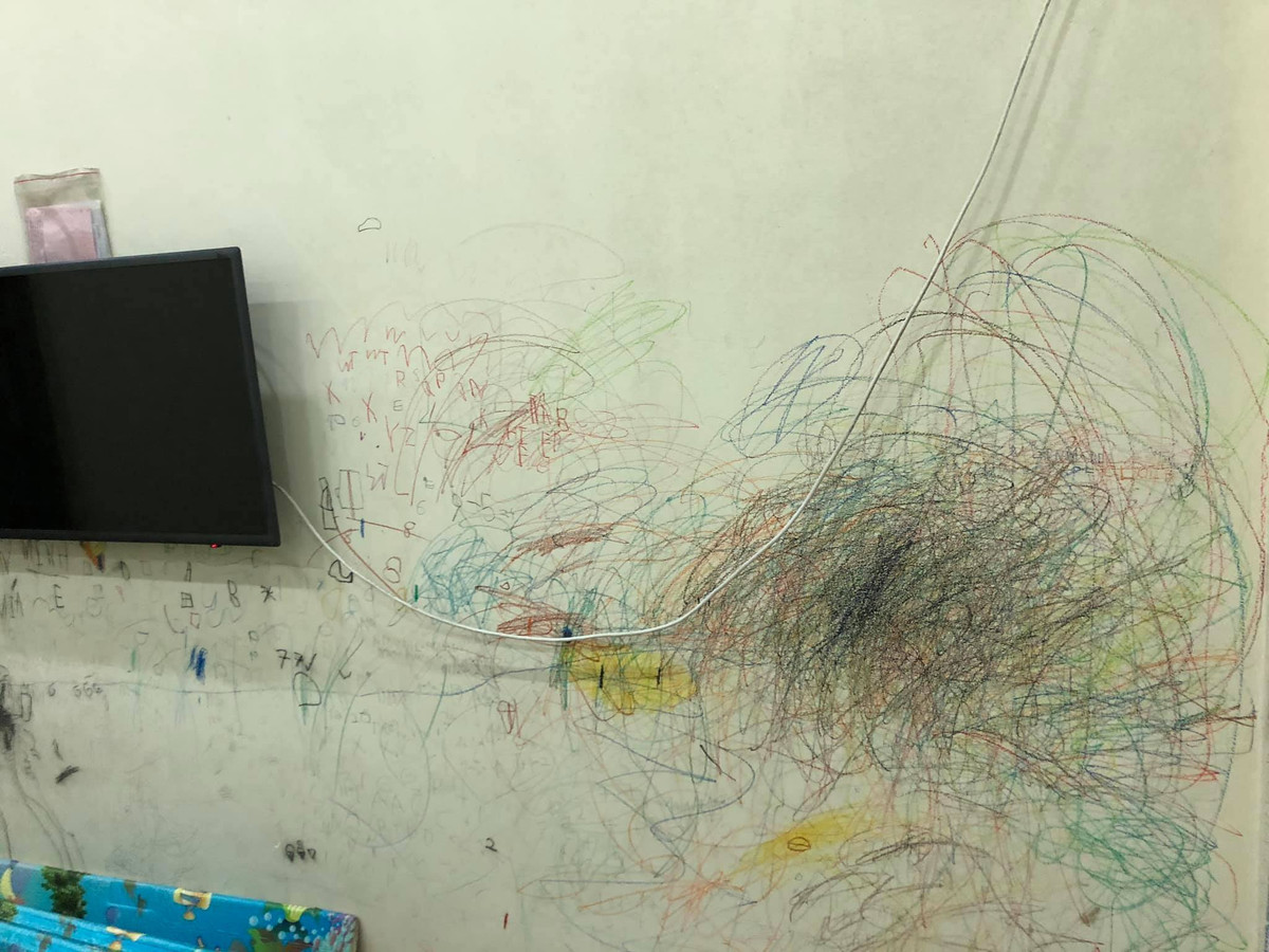 Những nét vẽ nguệch ngoạc lên gần đến trần nhà.