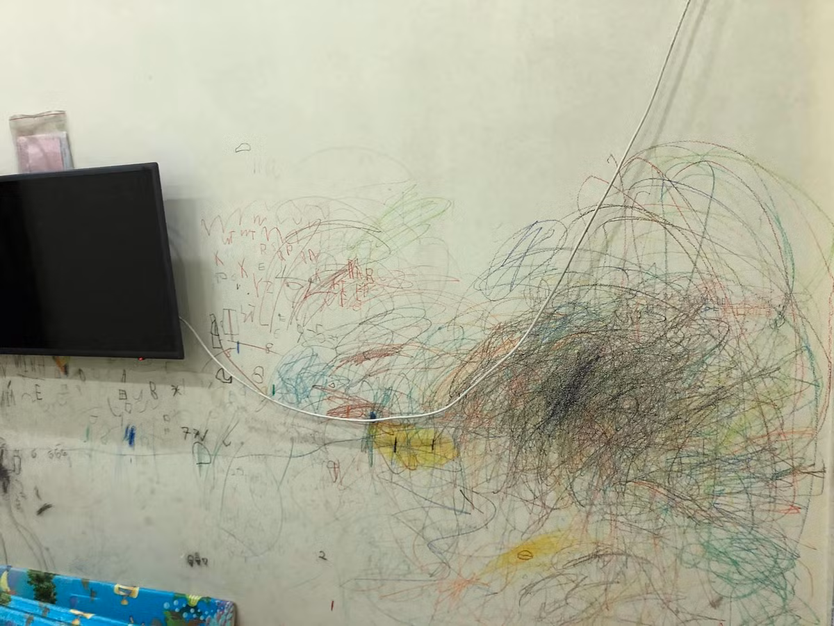 Những nét vẽ nguệch ngoạc lên gần đến trần nhà.