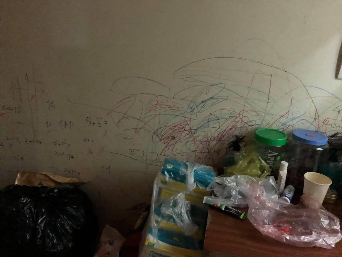 Những bức tường trong nhà kín mít những hình vẽ.