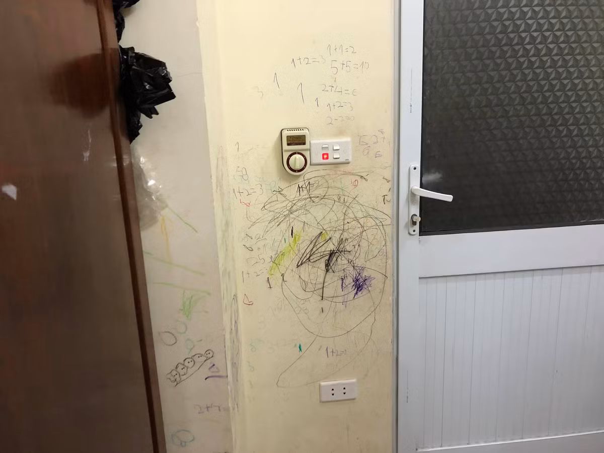 Ngay cả gần vách cửa cũng không thiếu hình vẽ.