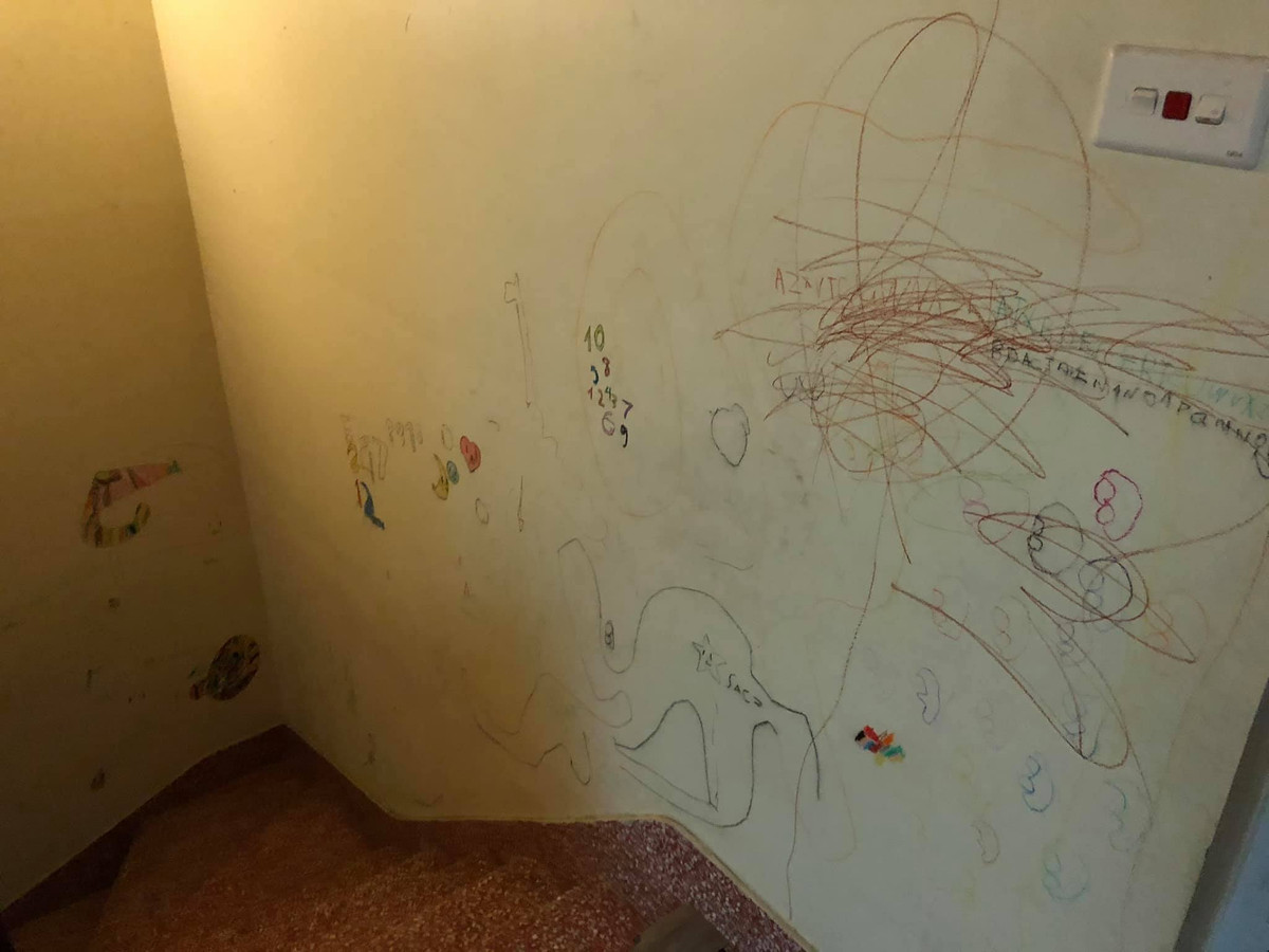 Trên cầu thang cũng chi chít hình vẽ nhiều màu sắc.