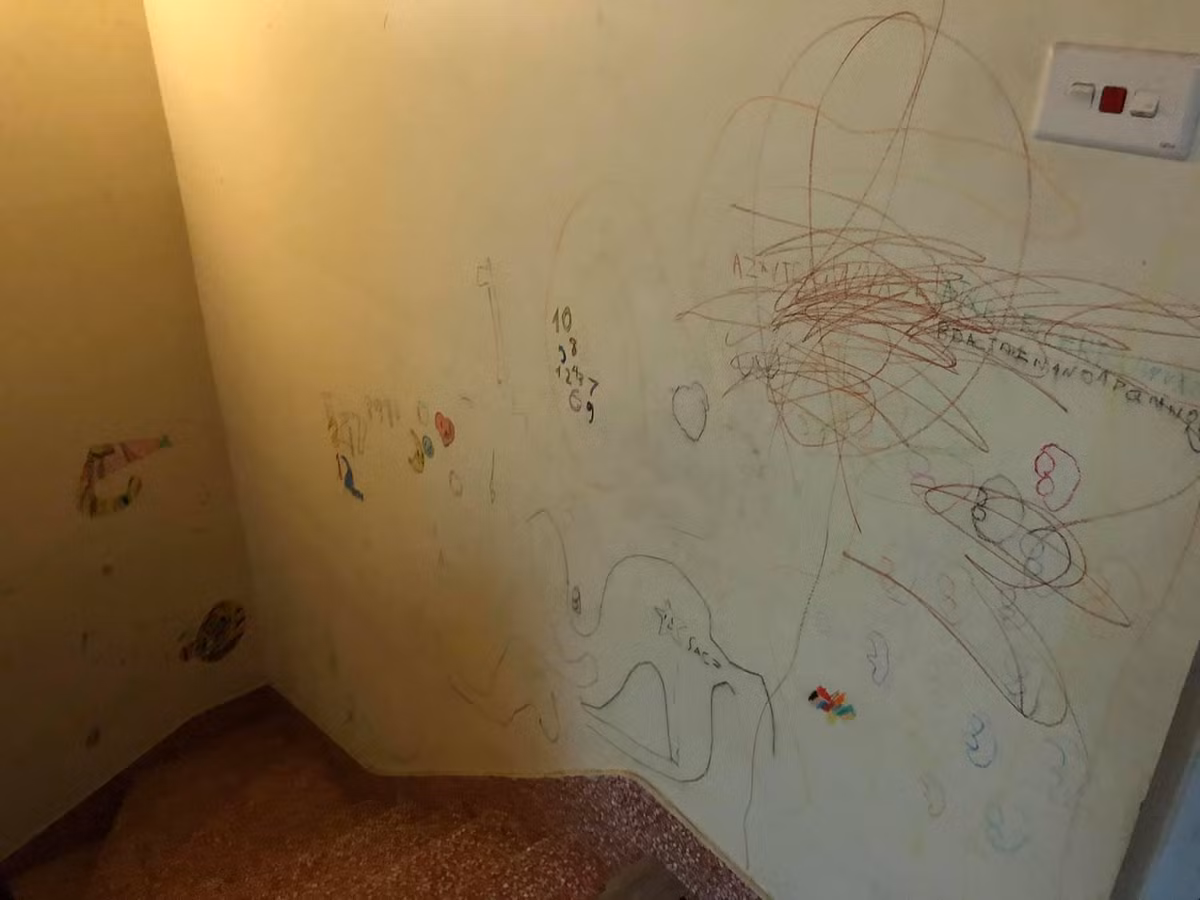 Trên cầu thang cũng chi chít hình vẽ nhiều màu sắc.