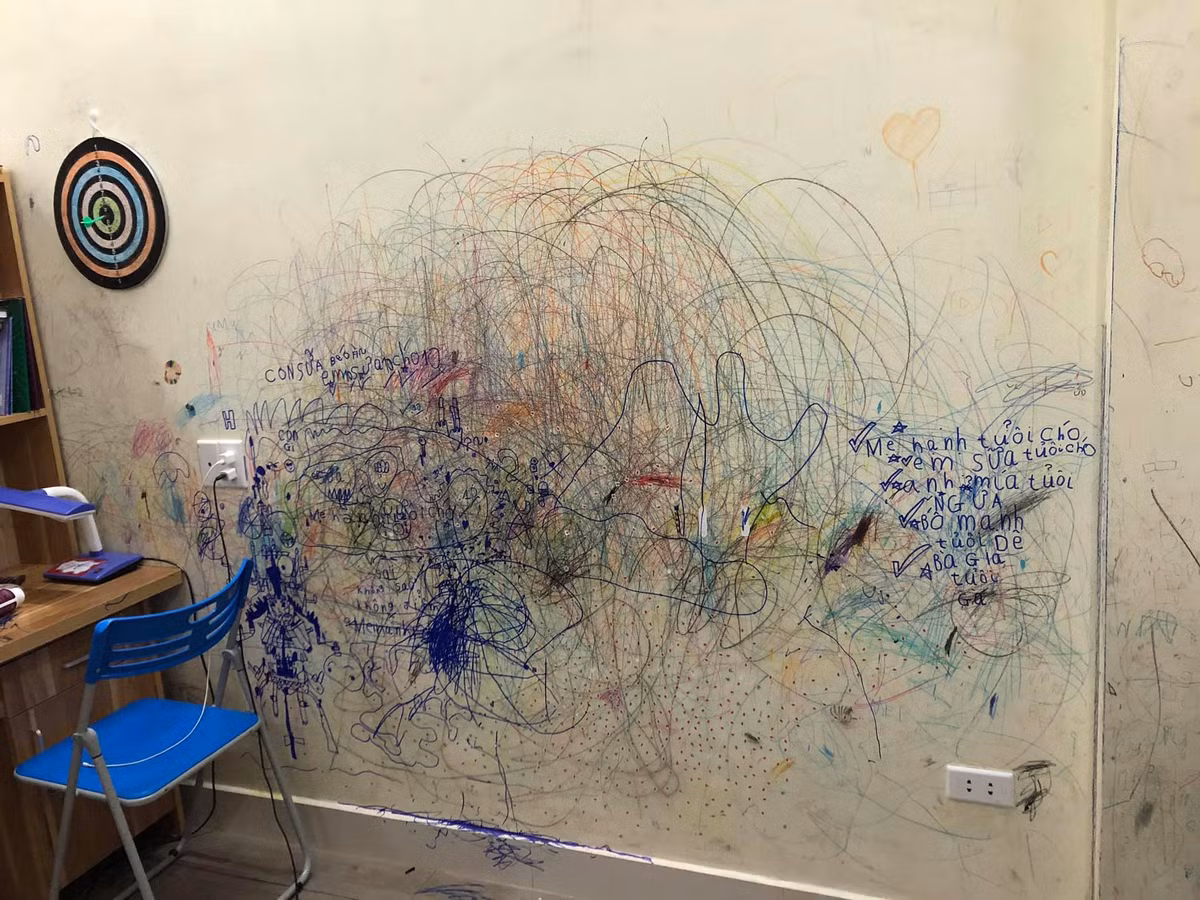 Ấy vậy mà nhiều ngôi nhà bỗng nhiên trở thành phòng tranh bởi những đứa trẻ con vẽ lên tường khiên bậc làm cha mẹ phải khổ sở.