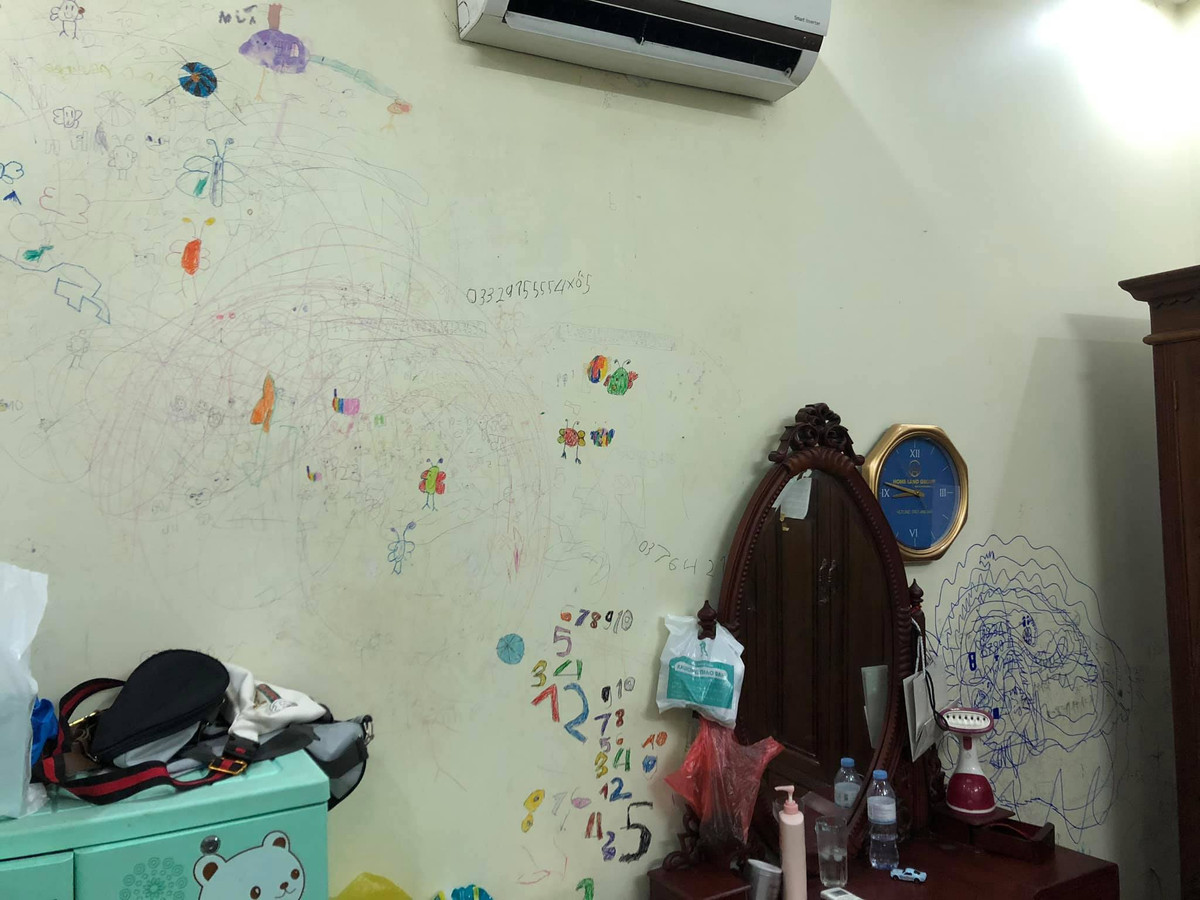 Đây là những hình ảnh nhiều mảng tường nhà bị vẽ kín mít chỉ trong vài tháng nghỉ dịch, cháu nhỏ đã ngày ngày vẽ lên tường bất kỳ những gì mình thích.