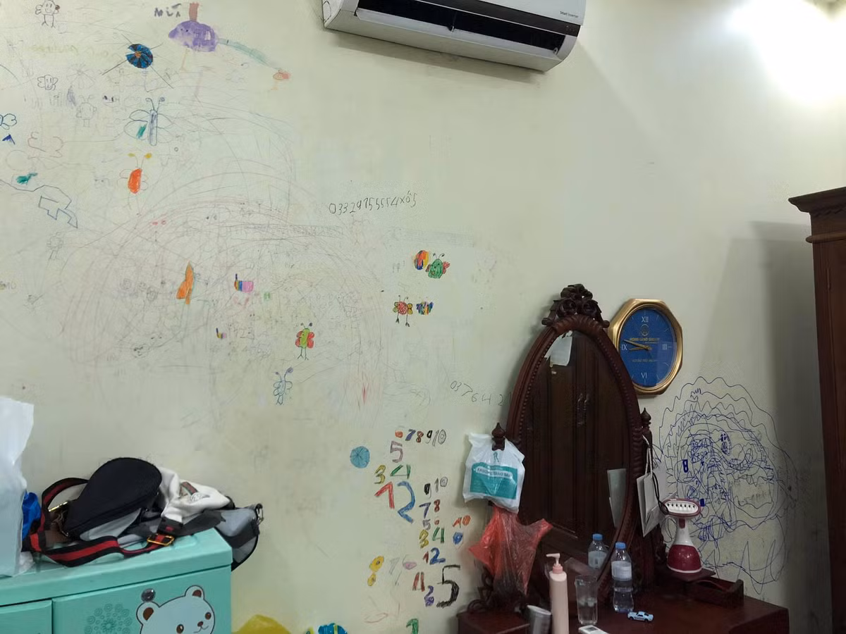 Đây là những hình ảnh nhiều mảng tường nhà bị vẽ kín mít chỉ trong vài tháng nghỉ dịch, cháu nhỏ đã ngày ngày vẽ lên tường bất kỳ những gì mình thích.