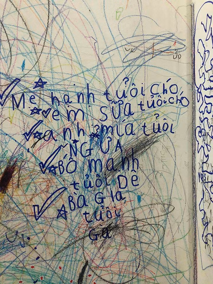 Khi đến độ tuổi tìm tòi mọi thứ, thích sáng tạo đủ điều thì những đứa trẻ luôn sáng tạo lên khắp mọi nơi, khi là tờ giấy nhưng cũng có thể là vẽ lên hẳn những bức tường trắng rộng thênh thang trong chính ngôi nhà của mình.