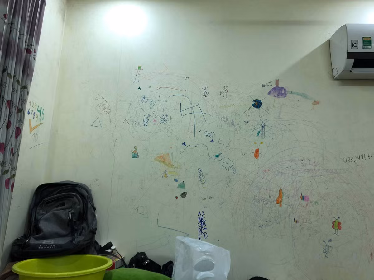 Mới đây, một vị phụ huynh đã chia sẻ nhiều hình ảnh trong ngôi nhà của mình sau thời gian nghỉ dịch khiến các bậc cha mẹ khác vừa buồn cười, vừa ngậm ngùi thở dài.