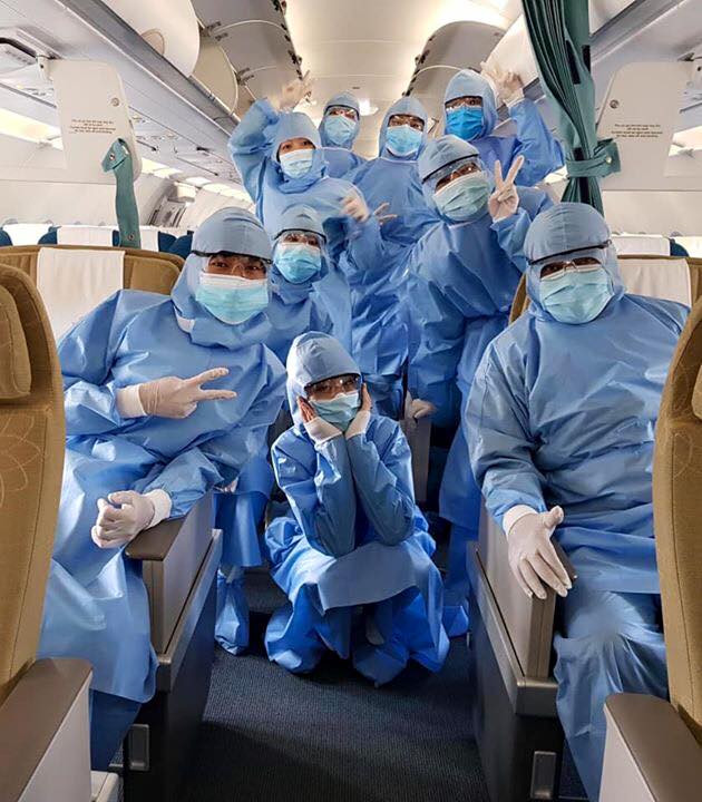 Rot nuoc mat voi chia se cua nu tiep vien hang khong trong mua dich COVID-19