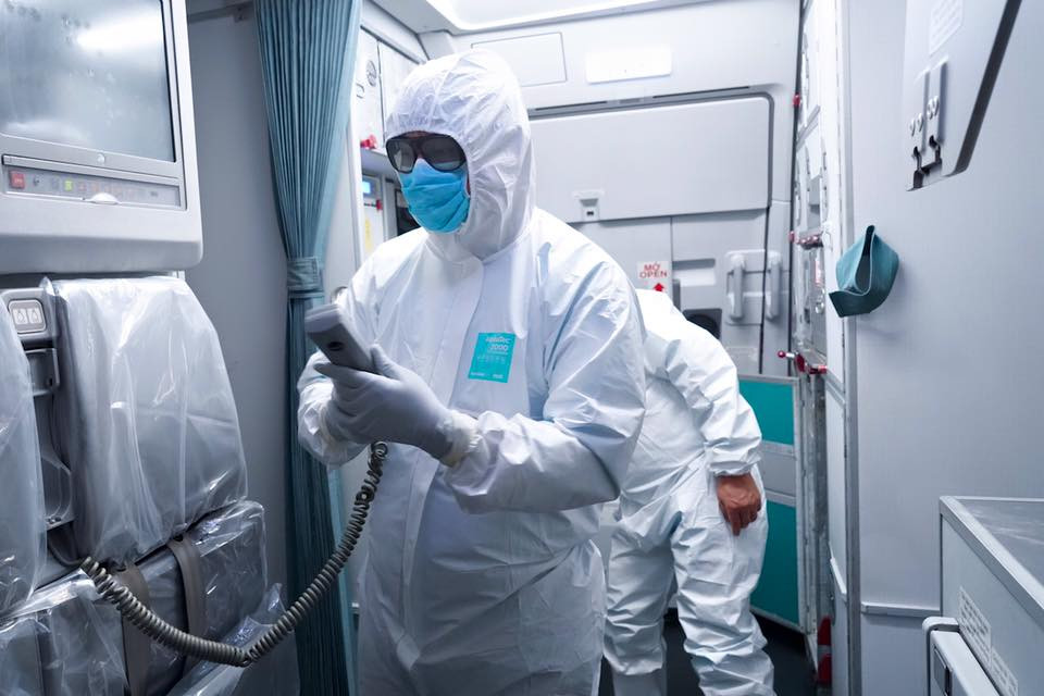 Rot nuoc mat voi chia se cua nu tiep vien hang khong trong mua dich COVID-19-Hinh-3