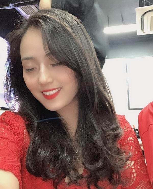 Đặc biệt, dù chỉ chụp từ góc nghiêng nhưng chừng đó cũng đủ để thấy vẻ ngoài xinh đẹp của cô giáo với mái tóc xoăn nhẹ buông xoã, sống mũi cao và góc nghiêng gương mặt cực kỳ thanh tú. Tuy nhiên trang báo của Trung Quốc cho rằng những cô gái với vẻ ngoài xinh đẹp trong cuộc sống không hề ít, bởi vậy chính sự tỉ mỉ, chăm chú lo lắng cho các em học sinh của cô giáo này mới là thứ chiếm được rất nhiều cảm tình của cư dân mạng.