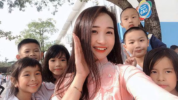 Được biết, Phương Thảo từng đoạt Hoa khôi Nữ sinh thanh lịch Trường Cao đẳng Sư Phạm. Đến khi ra trường, năm 2014 Phương Thảo thi công chức và đỗ biên chế ngay trong năm đầu tiên. Cô đoạt giải xuất sắc cuộc thi Cô giáo Tài năng duyên dáng của quận Bắc Từ Liêm và giải nhì của toàn thành phố Hà Nội năm học 2015-2016. Xuất sắc với nghề giáo, đời thường ai cũng phải bất ngờ vì cô giáo trẻ ấy hiện đang làm mẹ đơn thân của một cô con gái. Thậm chí chính Thảo là người chủ động chia tay với người yêu khi còn đang mang bầu và một mình kiếm tiền nuôi con.