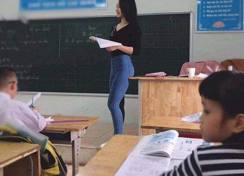 Lưu Thị Phương Thảo – giáo viên chủ nhiệm lớp 2 trường tiểu học thuộc quận Bắc Từ Liêm nổi như cồn trên mạng xã hội và báo Trung, nguyên do cũng bắt nguồn từ những bức ảnh chụp lén khi cô đang chăm chú giảng bài.