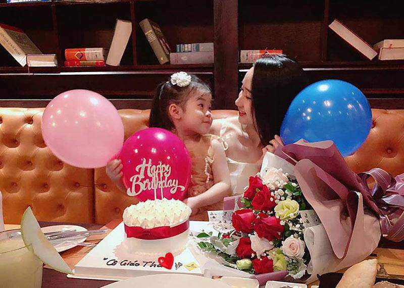 Phương Thảo cho biết, làm mẹ hay làm cô giáo, cách dạy trẻ của cô không nhiều khác biệt. “Cô giáo hay mẹ thì đều cần biết nắm bắt tâm lý của trẻ thì mới có thể đưa ra những biện pháp, cách giải quyết, cách xử lý để làm sao cho trẻ không những hiểu và còn cho các bạn biết được hành vi đó là tốt hay xấu". Bởi thế mà Phương Thảo và con rất gần gũi nhau. 