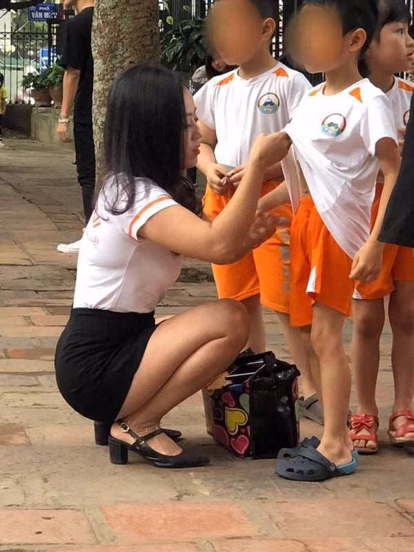 Khoảng giữa tháng 5/2019, trên trang báo QQ của Trung Quốc đã xuất hiện bài viết về một cô giáo người Việt Nam với tiêu đề "Cô giáo Việt Nam gây sốt MXH vì thân hình quyến rũ, khiến cư dân mạng đồng loạt đòi đi học mẫu giáo". Trong ảnh, cô giáo đang mặc bộ đồng phục trường với áo trắng và váy màu đen đơn giản, ngồi xổm xuống đất để sửa lại trang phục cho các bé học sinh.