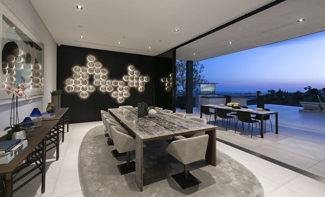 Phòng ăn trang nhã mang một tông màu xám thanh lịch chủ đạo, nằm ngay sát hiên nhà để tạo cảm giác thông thoáng. Một không gian ăn uống nhỏ nhắn ngoài trời để đem đến cho gia chủ những trải nghiệm đặc biệt.