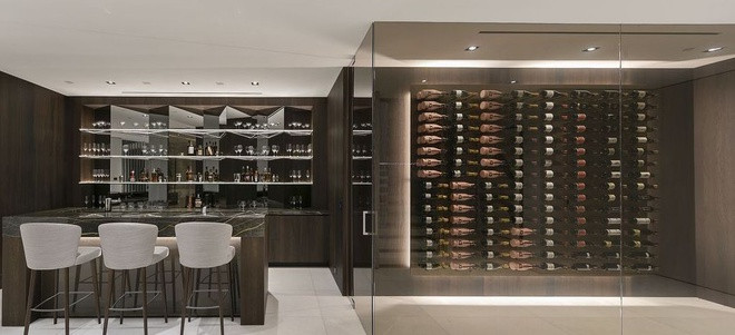 Một quầy bar nhỏ nhắn nằm cạnh tủ rượu khổng lồ là một địa điểm lý tưởng để trò chuyện và tiếp khách.