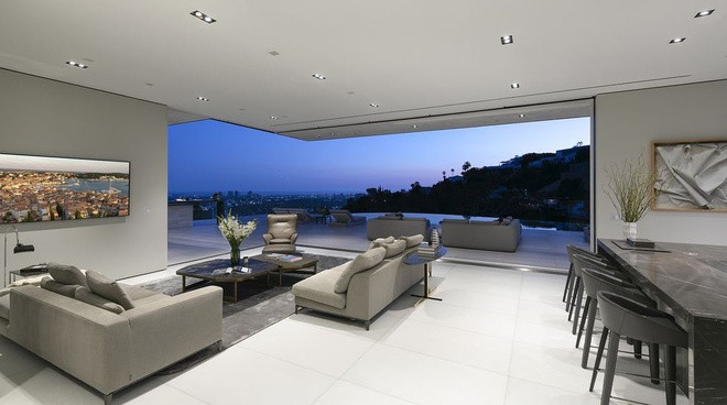 Kết cấu biệt thự cứng cáp, mang phong cách kiến trúc hiện đại. Không gian sống bên trong được thiết kế cởi mở để đem đến cảm giác thoáng đãng.