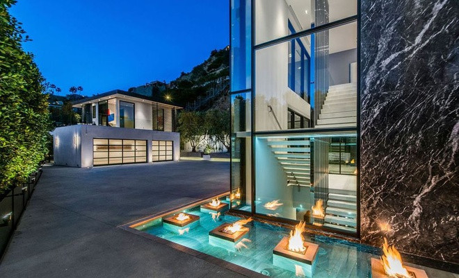 Ngoài căn biệt thự chính cho gia chủ, bất động sản còn có một ngôi nhà phụ dành để đón khách. Hai căn nhà này được kết nối bởi một đường hầm dưới lòng đất. Khuôn viên rộng rãi có sức chứa lên đến 10 chiếc xe hơi.