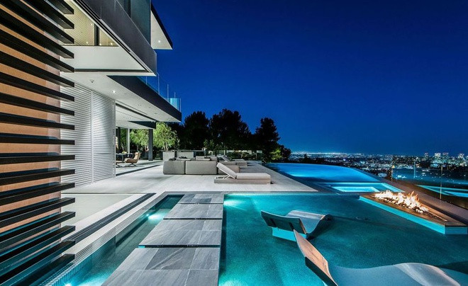 Hồ bơi và khu vực spa ngoài trời mang phong cách châu Âu, có tầm nhìn tuyệt đẹp về trung tâm thành phố rực rỡ.