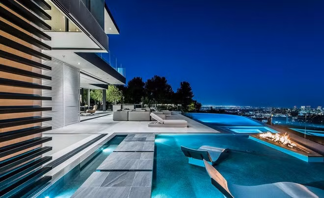 Hồ bơi và khu vực spa ngoài trời mang phong cách châu Âu, có tầm nhìn tuyệt đẹp về trung tâm thành phố rực rỡ.