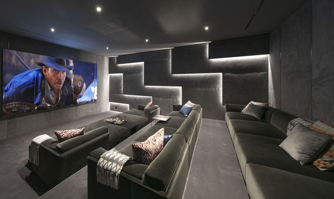 Rạp chiếu phim trong nhà rộng rãi được trang bị hệ thống cách âm và hệ thống ánh sáng cao cấp, đắt tiền.