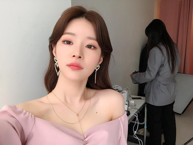 Dù chỉ cao 1m60 và nặng 41 kg nhưng bạn gái tin đồn của Seungri sở hữu thân hình nóng bỏng với vòng 1 khủng, vòng eo con kiến và đôi chân mượt mà.