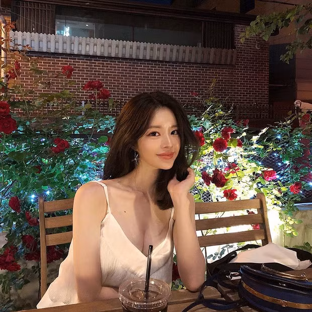 Năm 2019, hot girl quyết định đầu quân cho công ty SBD Entertainment để tham gia vào làng giải trí với vai trò diễn viên. Tuy nhiên cô nàng không gây được ấn tượng đáng kể.