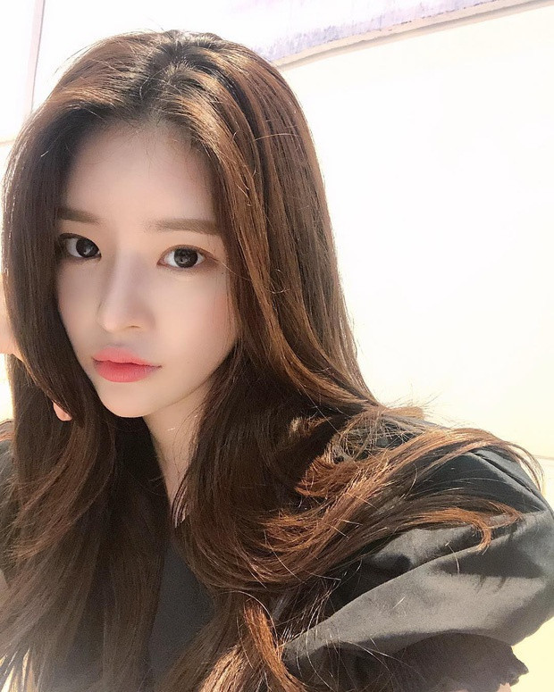 Cô gái bí ẩn trong xe được cho là Yoo Hye Won, cặp đôi hẹn hò từ năm 2008 nhưng thông tin này bị lu mờ bởi Seungri vướng vào scandal chat sex, môi giới mại dâm chấn động làng giải trí Hàn Quốc lúc bấy giờ.