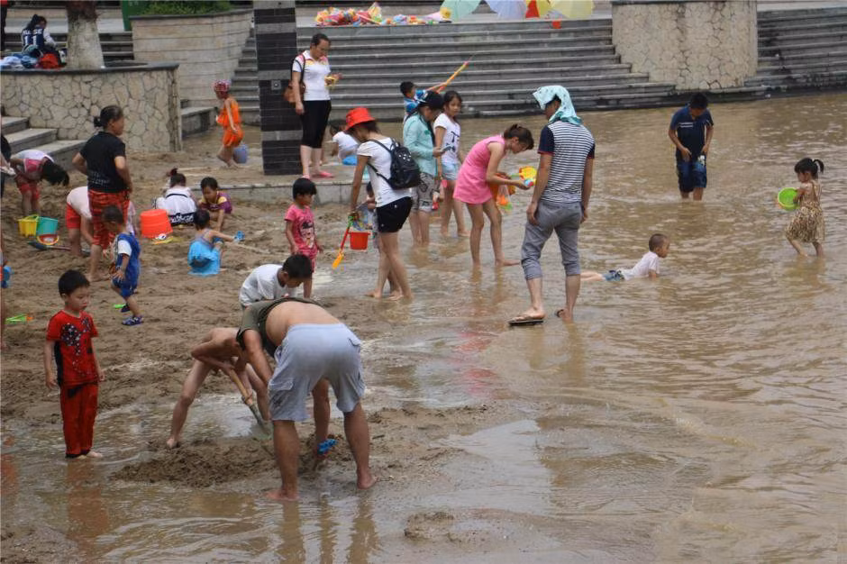 Thậm chí một số địa điểm, người dân đổ xô ra chơi chẳng khác nào bãi biển.