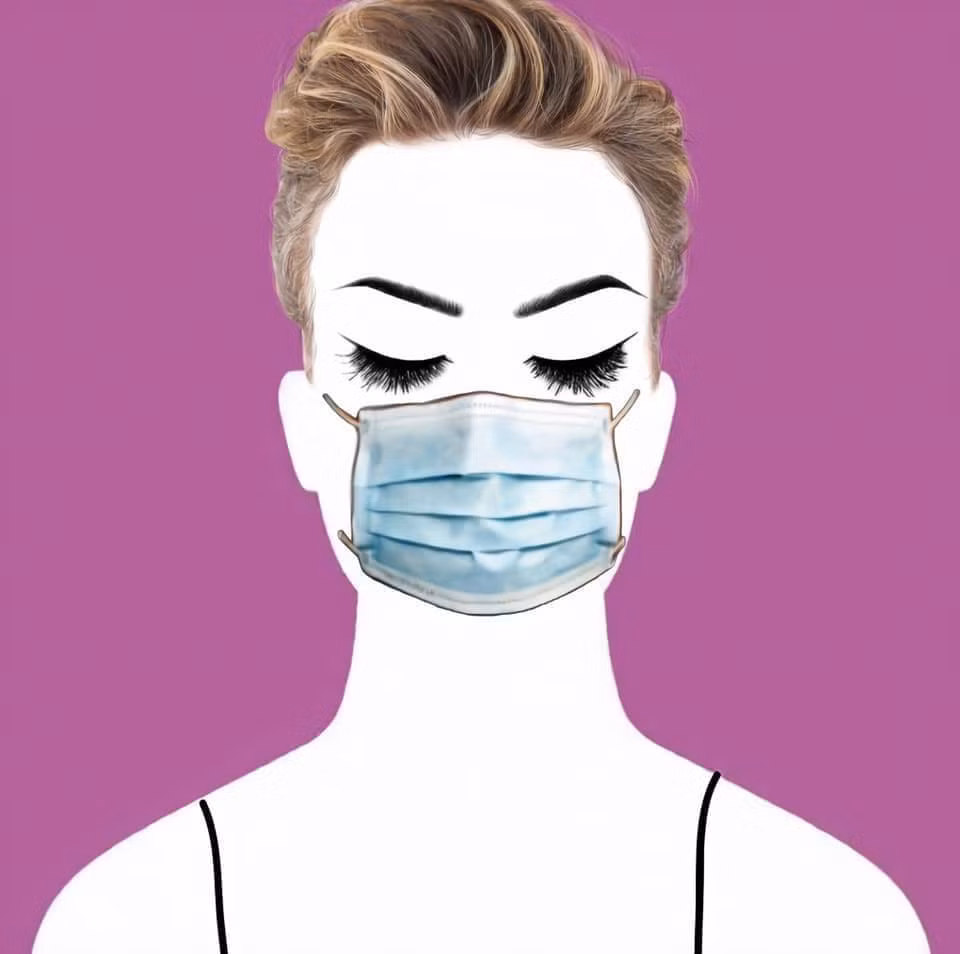 Thậm chí, nhiều người còn tự phác họa bản thân bằng cách ghép mắt, mũi, tóc, áo, và đương nhiên không thể quên khẩu trang giữa mùa dịch bệnh.