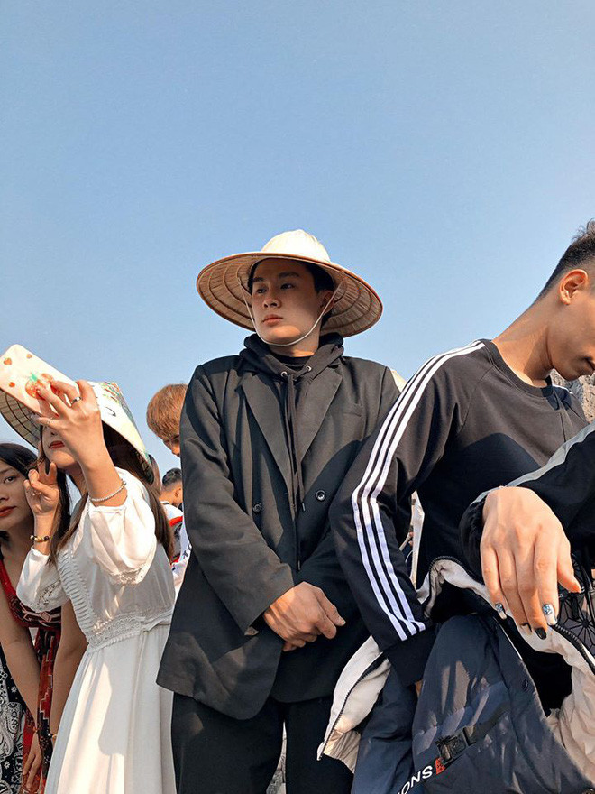 Trong nhiều khoảnh khắc, cậu bạn tự "dìm hàng" chính mình với khuôn mặt biểu cảm hài hước cùng dáng đứng khép nép. Thế nhưng điều đó cũng không khiến cậu chàng bớt đẹp trai và thu hút.