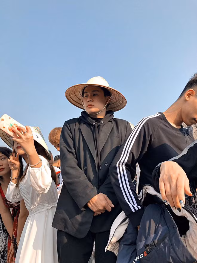 Trong nhiều khoảnh khắc, cậu bạn tự "dìm hàng" chính mình với khuôn mặt biểu cảm hài hước cùng dáng đứng khép nép. Thế nhưng điều đó cũng không khiến cậu chàng bớt đẹp trai và thu hút.