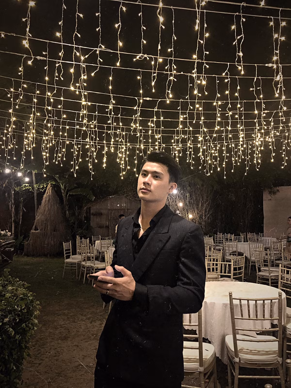 Là người mẫu nên lợi thế ngoại hình của Quốc Trung khỏi phải bàn cãi nhiều, anh chàng có khuôn mặt góc cạnh, cực bắt mắt lại thêm chiều cao nổi bật, thân hình cường tráng khiến bất kỳ cô gái nào cũng đổ gục.