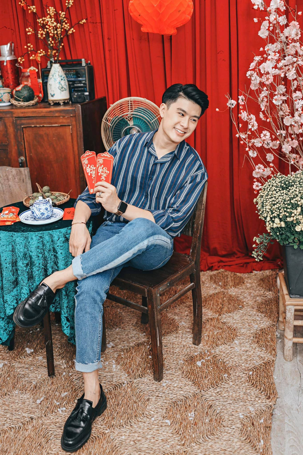 Mặt lạnh hay cười tươi đều đẹp trai nổi bật.