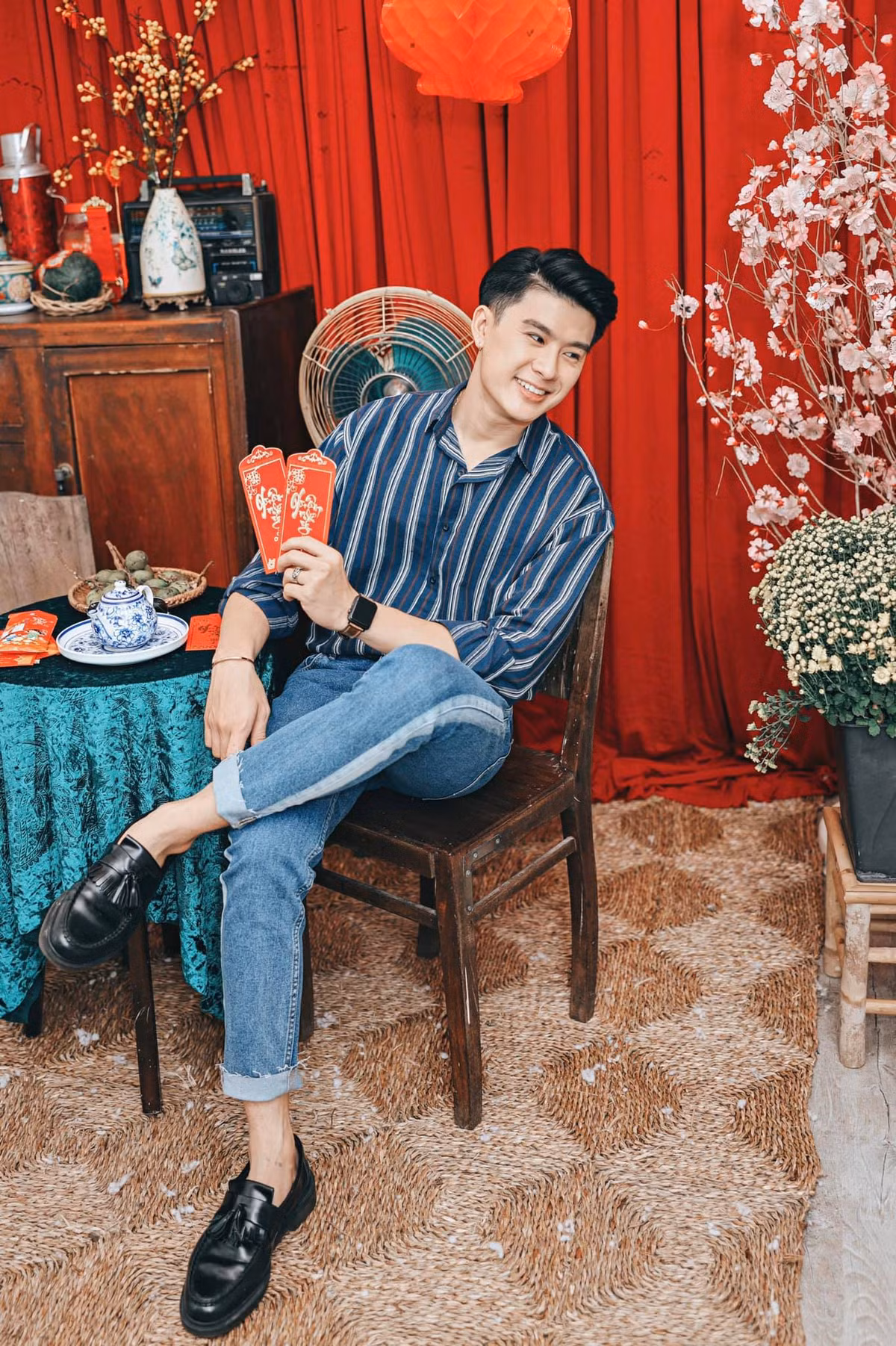 Mặt lạnh hay cười tươi đều đẹp trai nổi bật.