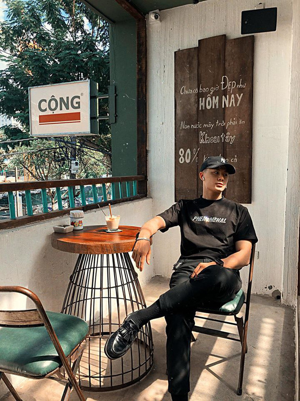 Hot boy Đà Nẵng được nhận xét có gu thời trang cực ổn, anh chàng yêu thích phong cách thời trang khoẻ khoắn, thoải mái. Thế nhưng khi diện suit cũng đẹp rạng ngời chẳng kém ai.