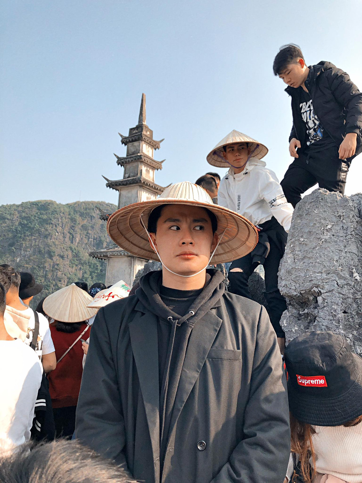 Được biết, chàng trai trong hình là Hoàng Quốc Trung, đến từ Đà Nẵng, hiện đang là người mẫu tự do tại TP HCM. Bộ ảnh được chụp khi Trung đang có chuyến du lịch tại Hang Múa, Ninh Bình trong dịp Tết Canh Tý 2020 vừa qua.